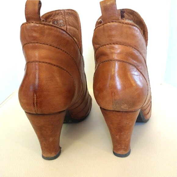 Chocolat Blu "Dahl" - Genuine Leather Ankle Booties, 8.5 - Picture 3 of 8